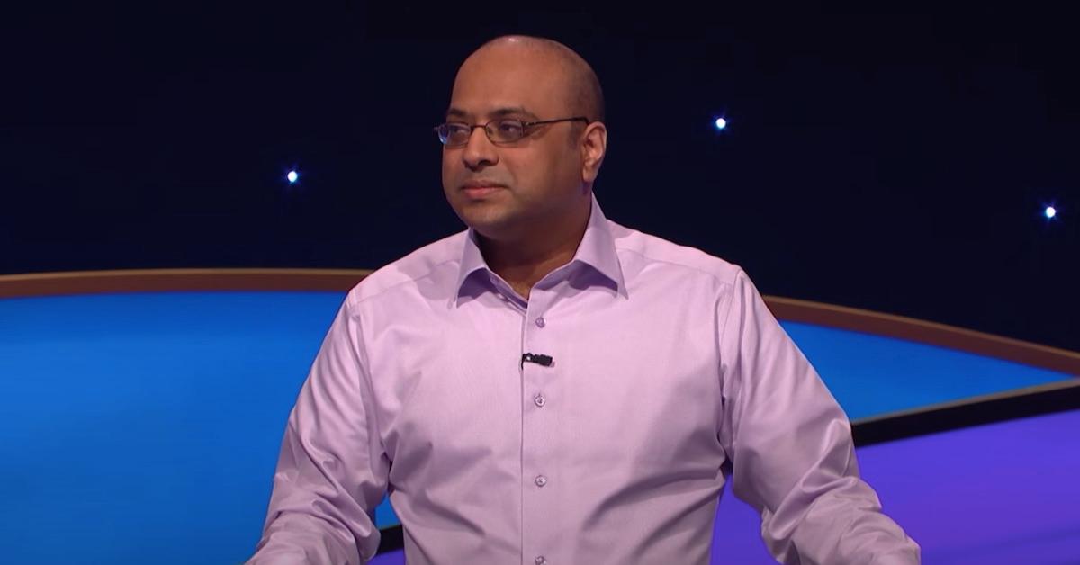 Yogesh Raut em 'Jeopardy!'  vestindo camisa roxa de botões