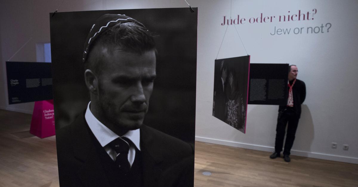 Ett fotografi av David Beckham i "Hela sanningen... allt du alltid velat veta om judar" utställning på Berlins judiska museum 2013