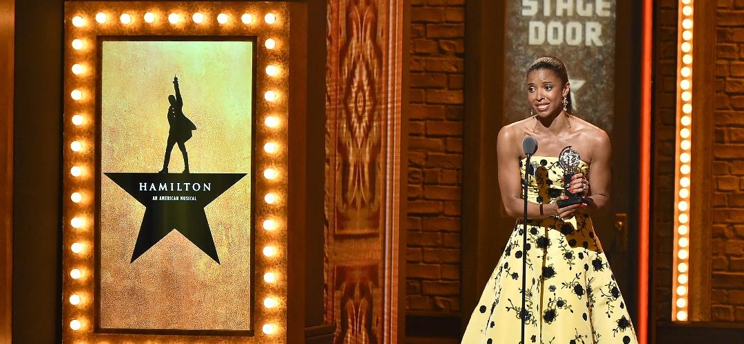 Renée Elise Goldsberry fala ao receber um prêmio por seu trabalho em Hamilton durante o 70º Tony Awards anual em 12 de junho de 2016
