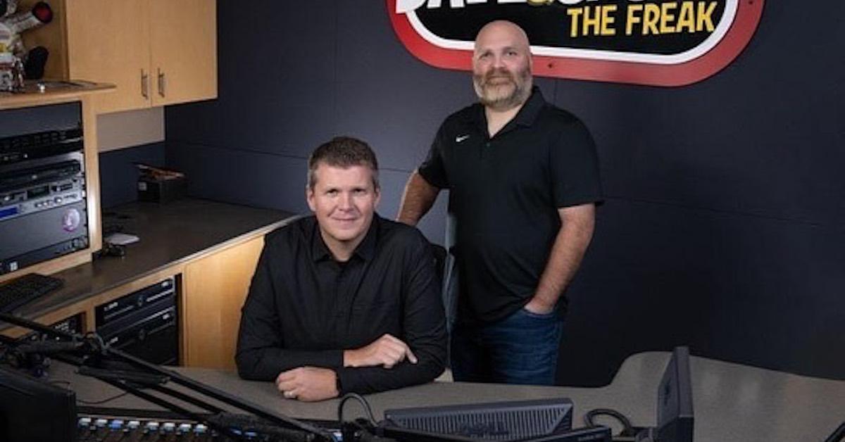 스튜디오에 있는 Dave와 Chuck, 둘 다 검은색 칼라 셔츠를 입고 웃고 있습니다.