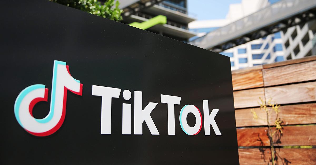 外面墙上的 TikTok 标志。 