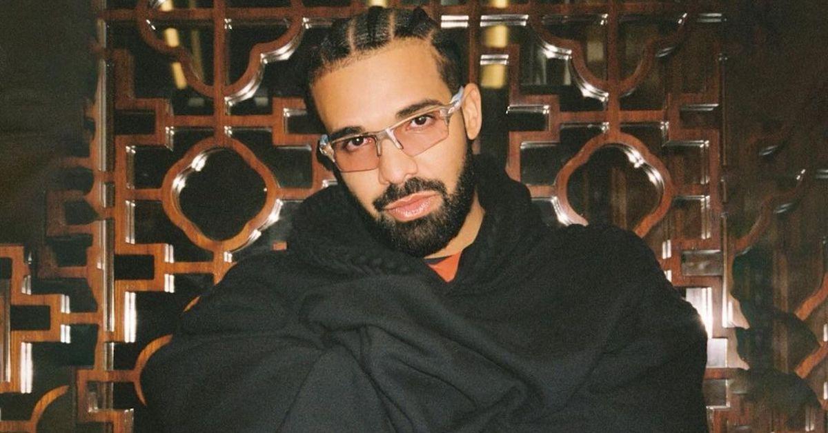Drake porte des lunettes et un manteau noir