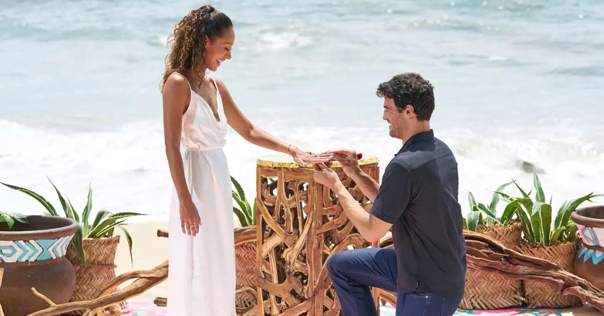 Joe desliza o anel de noivado no dedo de Serena durante o final da 7ª temporada de ‘Bachelor in Paradise’.