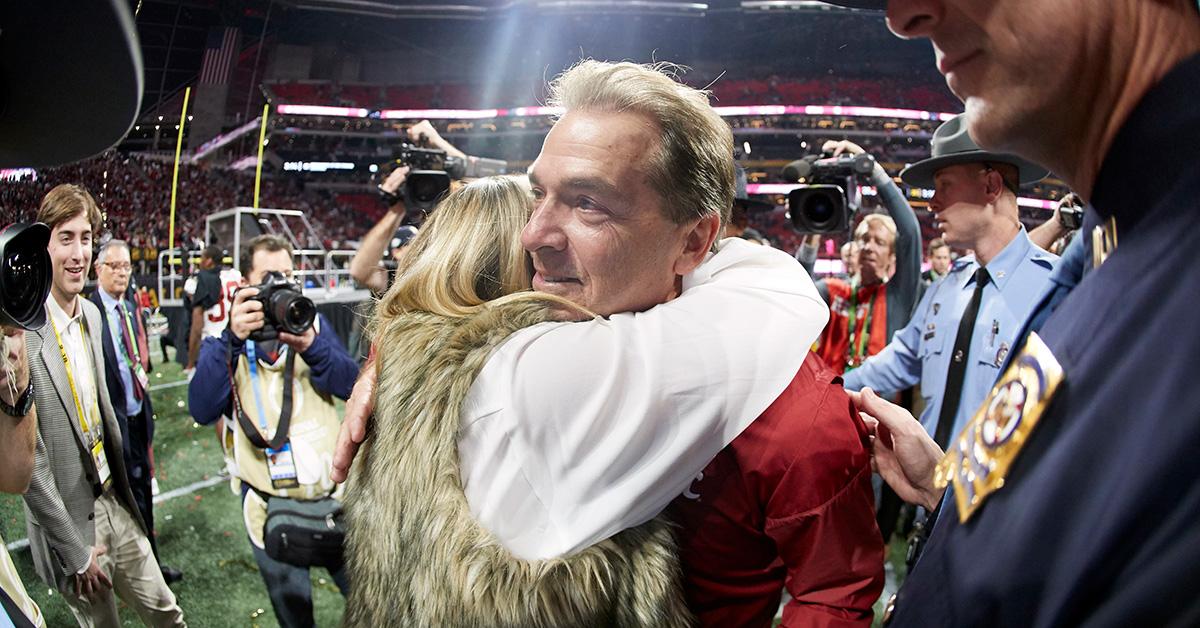 2018年の大学フットボール選手権後、娘のクリステンを抱き締めるニック・セーバン。 