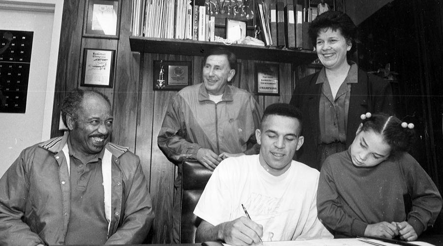   Jason Kidd assina com a Universidade da Califórnia em Berkeley na presença de, a partir da esquerda, seu pai Steve Kidd, o técnico Frank LaPorte, a mãe Anne Kidd e a irmã Kimberly Kidd