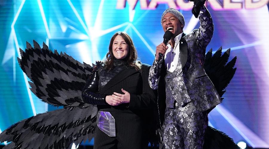 Ricki Lake e il conduttore Nick Cannon nell'episodio Touchy Feely Clues di THE MASKED SINGER