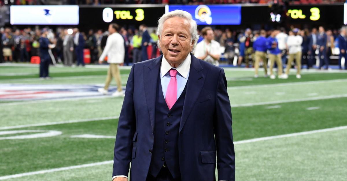 Robert Kraft comparece ao pré-jogo do Super Bowl LIII no Mercedes-Benz Stadium em 3 de fevereiro de 2019, em Atlanta, Geórgia.