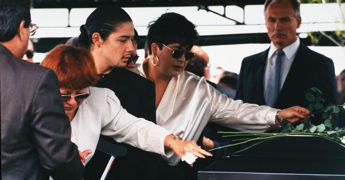 1995 年，赛琳娜的母亲马塞拉·昆塔尼拉 (Marcela Quintanilla)、丈夫克里斯·佩雷斯 (Chris Perez) 和妹妹苏泽特 (Suzette) 在她的葬礼上将玫瑰放在棺材上