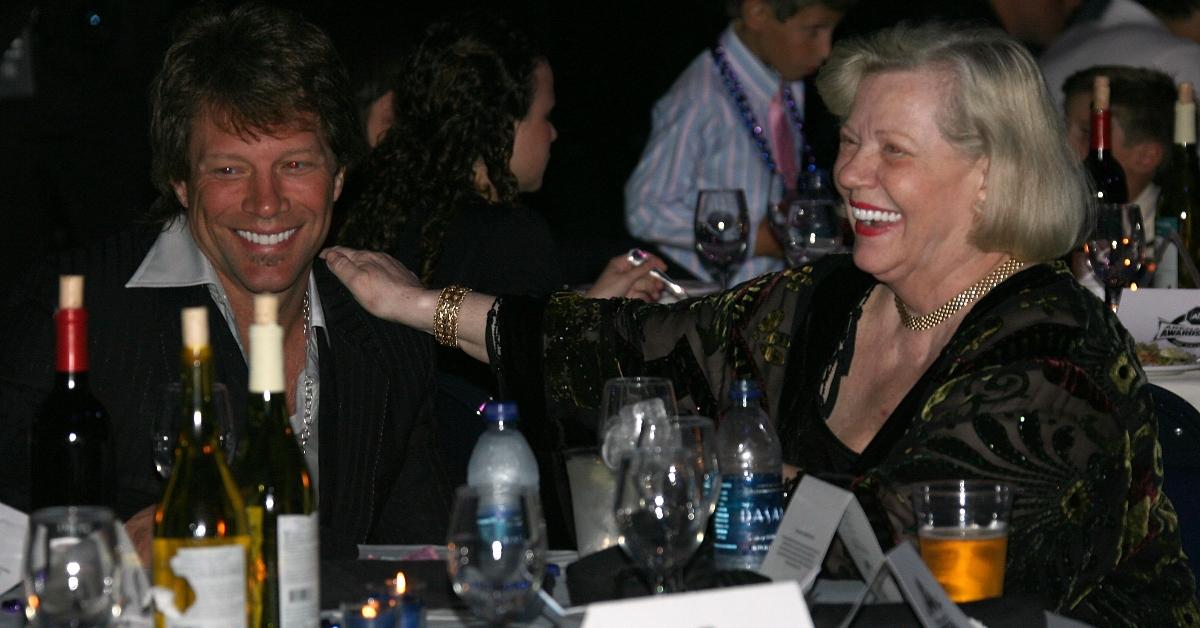 Jon Bon Jovi (à gauche) avec sa mère, Carol Sharkey (à droite)