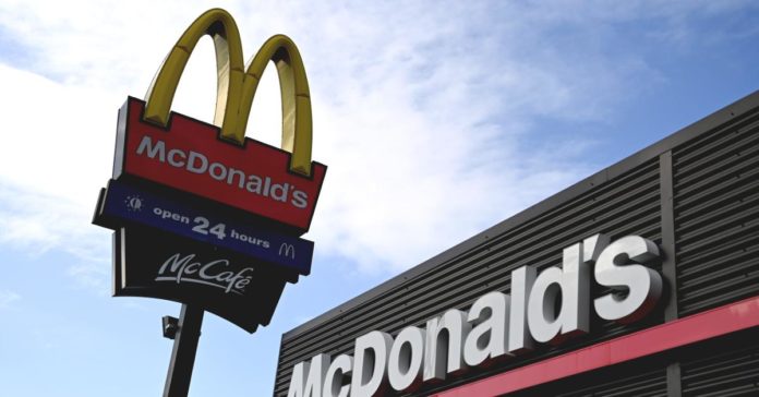 Il cliente di McDonald's si è arrabbiato per McMuffins, blocca il drive-through fino a quando non ha ottenuto il rimborso
