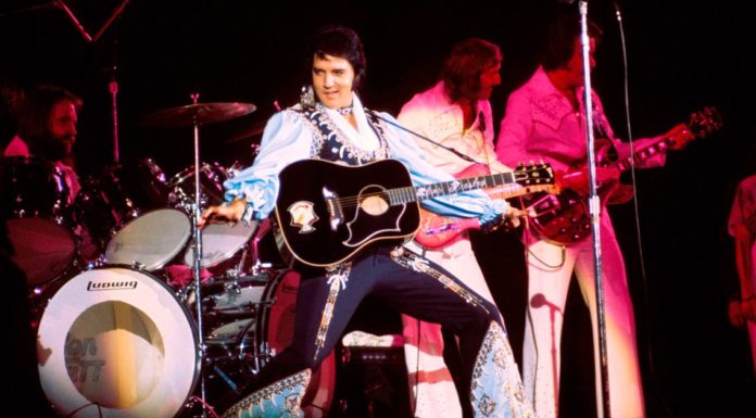 Elvis Presley wurde wegen seiner anzüglichen Tanzbewegungen fast verhaftet
