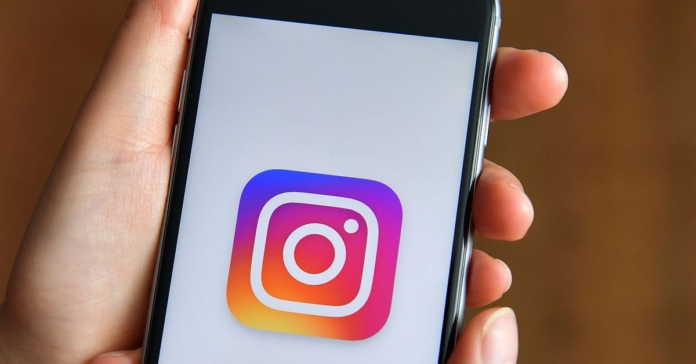 La nuova funzione di Instagram consente agli utenti di aggiungere fino a tre post ai loro profili 
