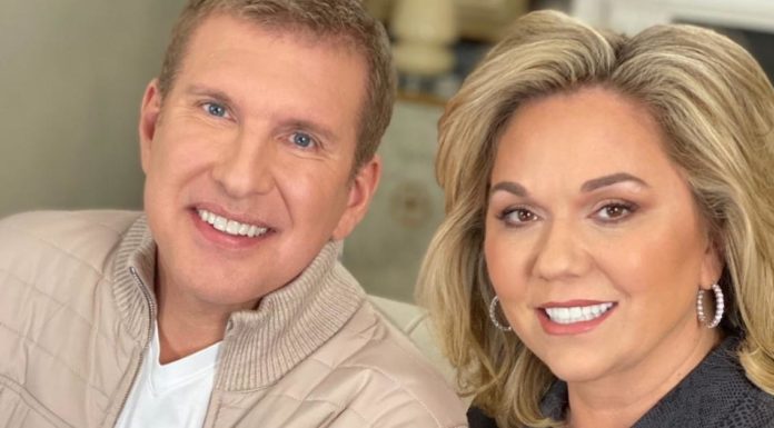Todd Chrisley e sua esposa, Julie Chrisley, estão sob prisão domiciliar no Tennessee
