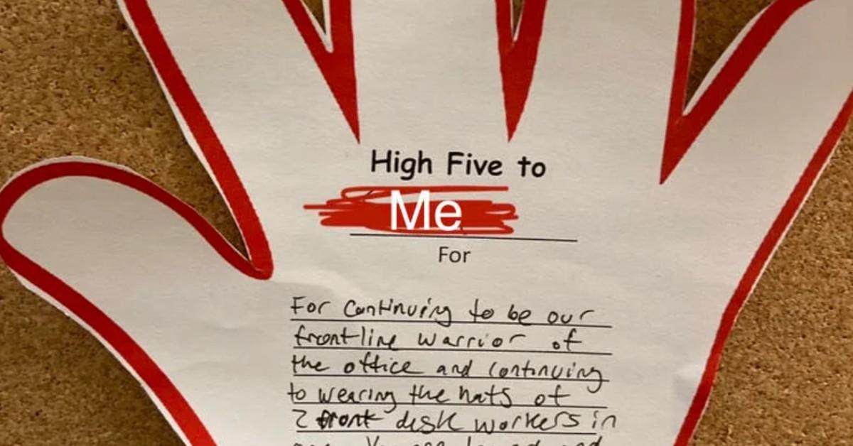 Funcionária irritada com chefe por derrubar uma nota "High Five" que elogiou seus esforços

