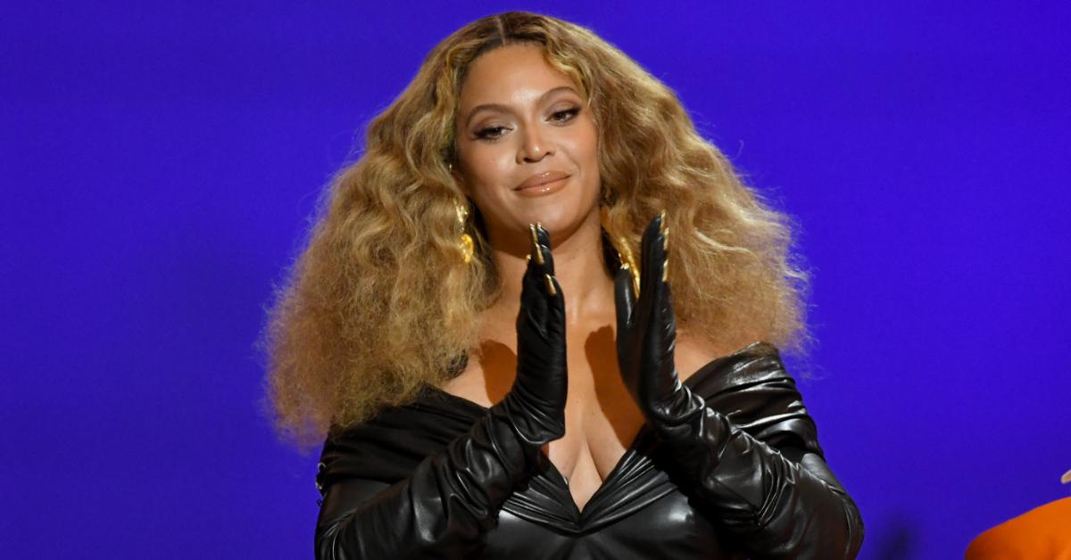 Kelis의 'Milkshake'에 Beyonce의 삽입이 음악 세계에서 논란을 불러 일으켰습니다.
