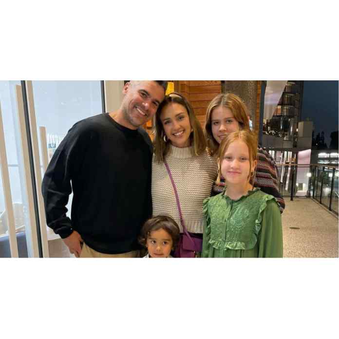 Jessica Alba가 가장 귀여운 가족을 가지고 있음을 상기시켜줍니다.
