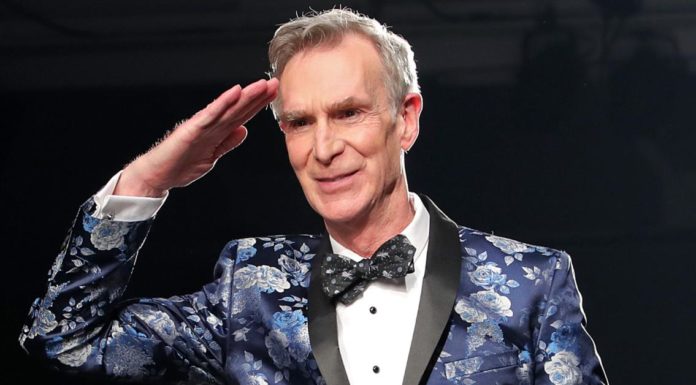 比尔·奈 (Bill Nye) 公开了他的“科学人”角色的“全球影响力”（独家）
