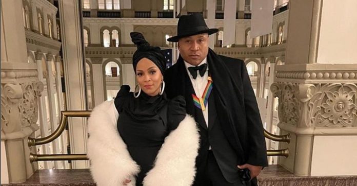 LL Cool J e sua esposa, Simone Smith, estão casados ​​há 27 anos 
