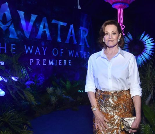 Sigourney Weaver omfamnar sitt inre barn i "Avatar: The Way of Water"
