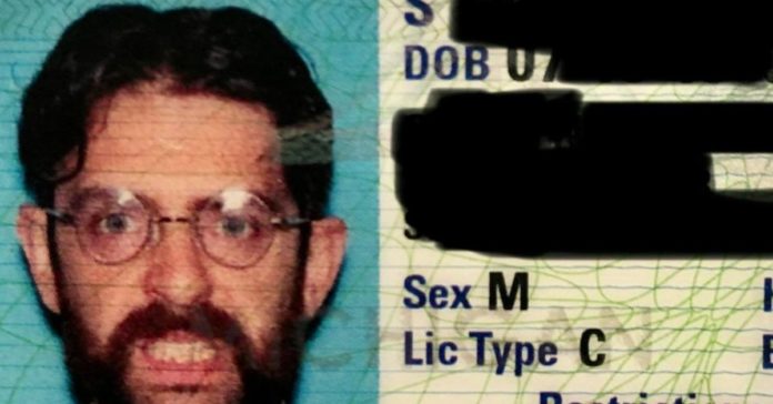 L'uomo condivide l'identità esilarante che ha avuto per anni, Internet non riesce a credere che il DMV glielo lasci tenere
