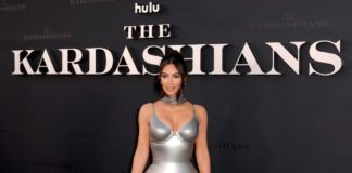 Kim Kardashian의 Kanye West 결혼 뉴스 반응으로 팬들의 추측
