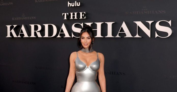Kim Kardashian의 Kanye West 결혼 뉴스 반응으로 팬들의 추측
