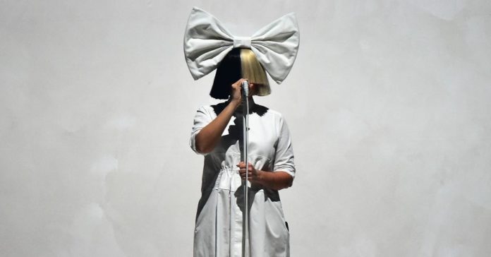 Singer-Songwritern Sia är känd för att dölja sitt ansikte med hattar och peruker
