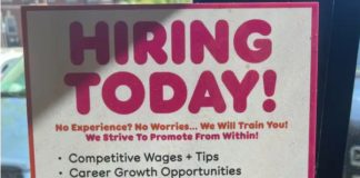 Dunkin' Roasted for Now Hiring-skilt med "Paid Vacation"-job-perk dovent streget over
