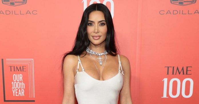 Les commentaires déconnectés de Kim Kardashian sur la coparentalité ont suscité la controverse sur Twitter
