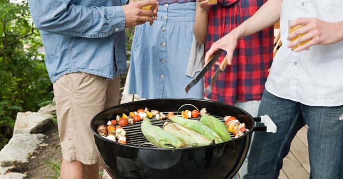 Une femme lançant un barbecue a déclenché un débat sur le fait de demander aux invités d'apporter leurs côtés 
