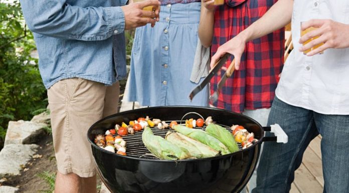 Une femme lançant un barbecue a déclenché un débat sur le fait de demander aux invités d'apporter leurs côtés 
