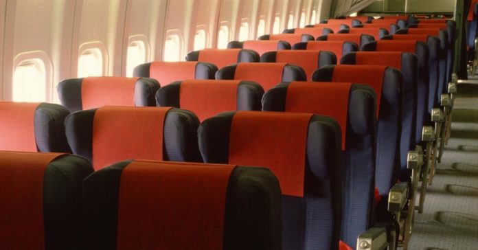 Una donna seduta tra due persone più grandi su un aereo ha chiesto di cambiare posto: è lei lo stronzo?

