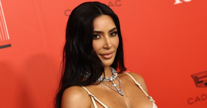 Der Gesundheitszustand von Kim Kardashian ist weiterhin von Psoriasis betroffen

