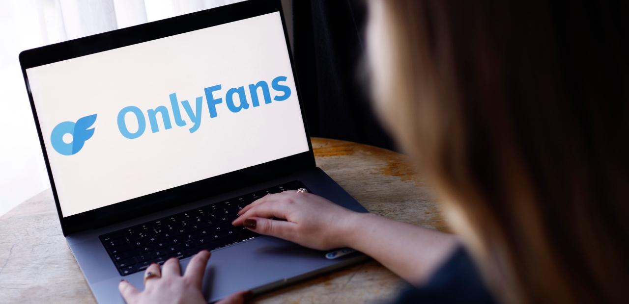 Il logo OnlyFans viene visualizzato su un laptop