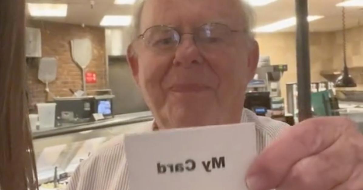 L'uomo condivide "La mia carta" scherzo con i biglietti da visita nel video virale di TikTok di @danijackel_.