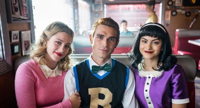  Vil Archie ende med Betty eller Veronica?  Find ud af, hvilket par der bliver slutspil på 'Riverdales sidste sæson

