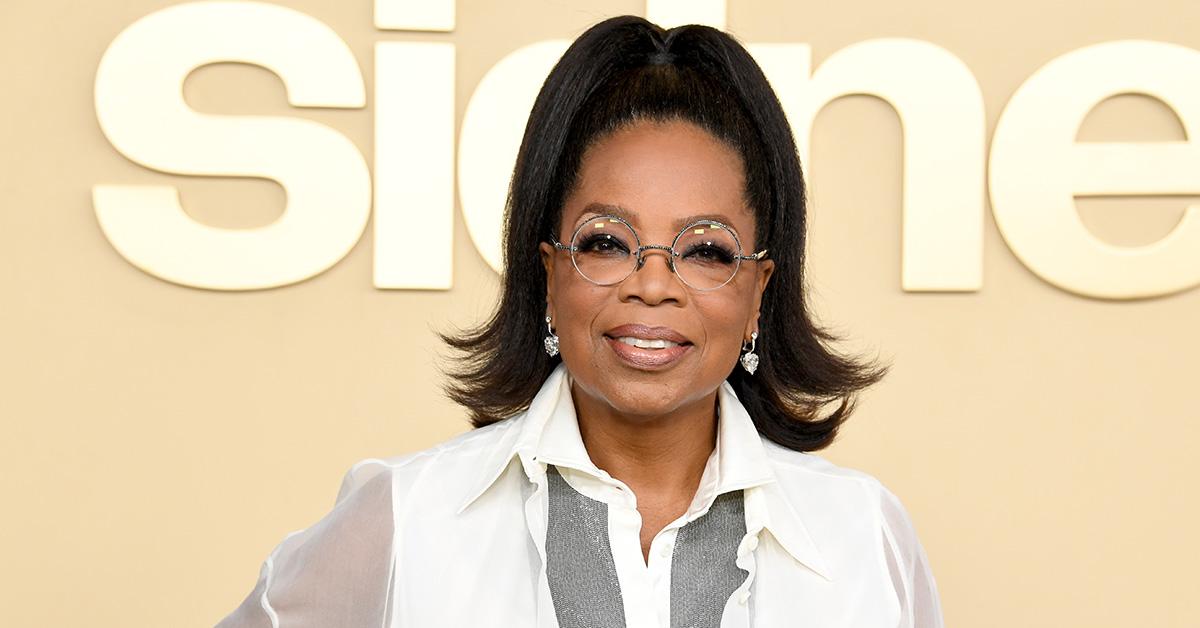 Oprah Winfrey sul tappeto rosso in bianco. 