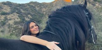 はい、ケンダル・ジェンナーはメジャーなホースガールです - 彼女のすべての馬について私たちが知っていることは次のとおりです
