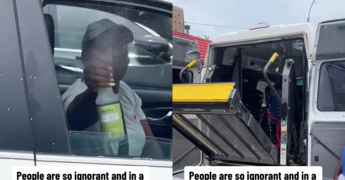 Une femme se gare derrière une camionnette accessible en fauteuil roulant et refuse de déplacer sa voiture pour laisser sortir les gens
