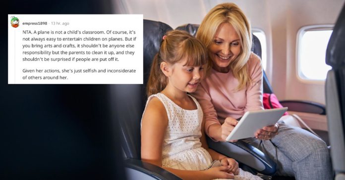 Flypassager melder barn til stewardesse for at spilde glimmer
