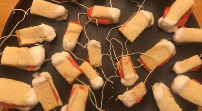Les élèves de septième font "Biscuits tampons" pour le directeur qui a refusé de mettre des tampons dans les toilettes de l'école
