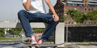  So böse, so unhöflich!  Ein Mann schnappt sich ein Skateboard und wirft es – Social Media antwortet
