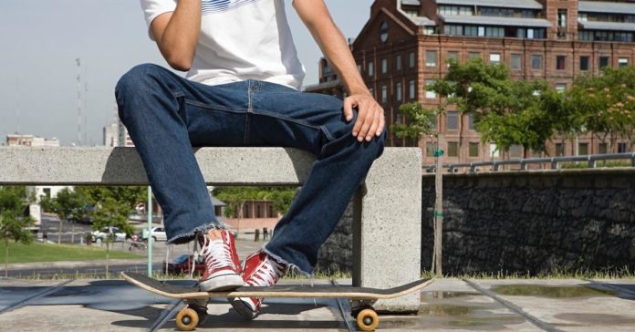  So böse, so unhöflich!  Ein Mann schnappt sich ein Skateboard und wirft es – Social Media antwortet
