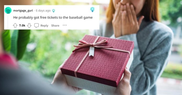 여자는 남편이 그녀의 생일에 야구 경기 티켓을 받았다고 생각하지만 그녀는 틀렸습니다.
