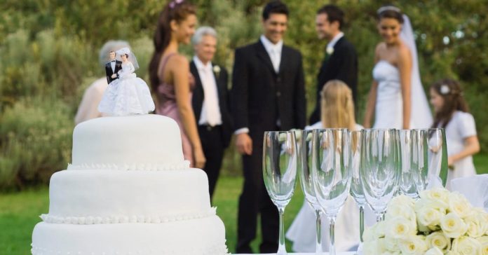 En kvinde annullerer sit ægteskab, efter at manden smadrede kage i hendes ansigt
