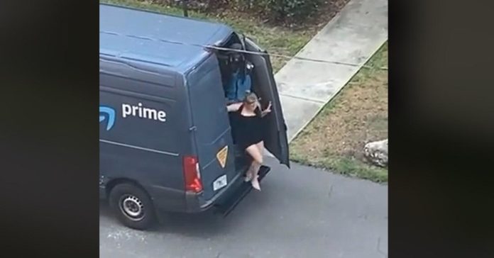 视频中，一名女子从亚马逊送货车后面离开，她在做什么？
