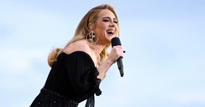 "Non ti daranno più fastidio, tesoro mio" - Adele difende un fan nella sua residenza a Las Vegas
