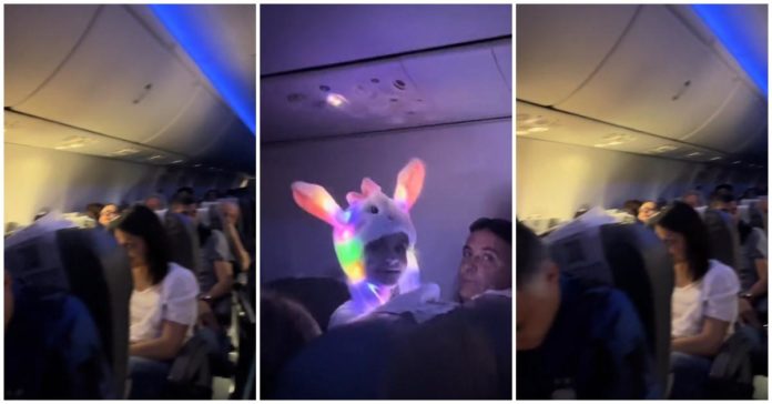 “Minha enxaqueca nunca poderia”: um chapéu infantil com luz estroboscópica interrompe o descanso dos passageiros em um voo
