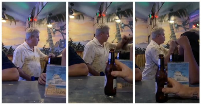 술에 취한 남자가 노래방에서 반성하려다 인터넷이 난무하다
