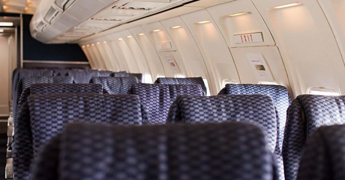 Passagerare på Air Canada-flyget klagar på kräktäckta säten, få sparken
